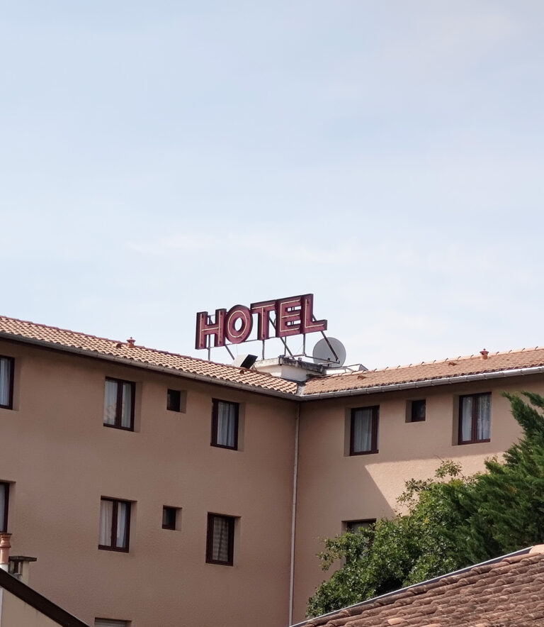 atlantide-hotel-biscarrosse-pose-enseigne-lumineuse-grande-hauteur-pose-corde-IGH-immeuble-de-grande-hauteurs-paris-bordeaux-marseille