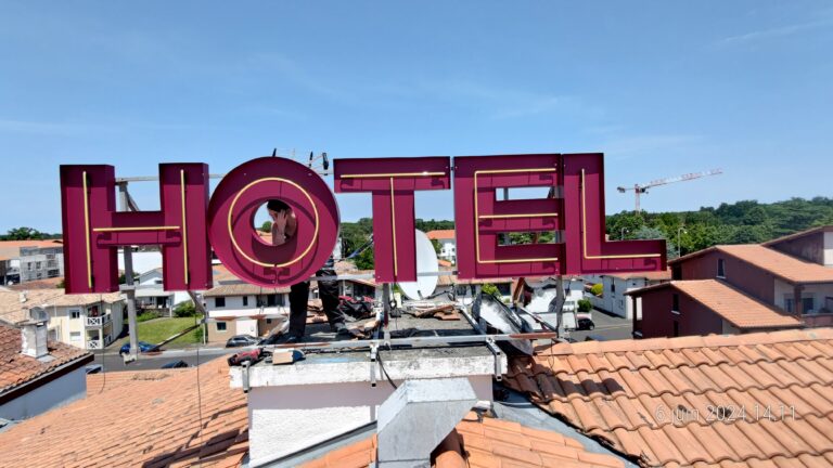 sign-by-graphics-neon-enseigne-igh-immeuble-grande-hauteur-fabrication-installation-pose-nacelle-cordage-bordeaux-paris-lyon-marseille-perpignan-toulouse