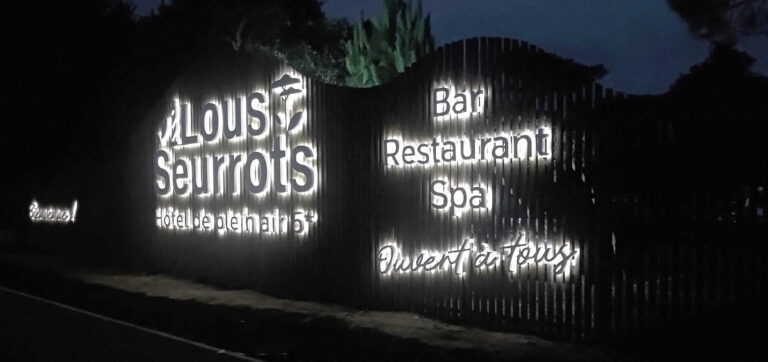 sign-by-graphics-enseigne-lettres-boitiers-camping-lous-seurrots-landes-contis-plages-palissade-bois-bassin-arcachon-pyla-gironde-landes-pyrénées-atlantique-sud-ouest