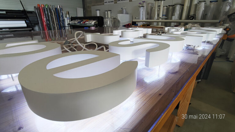 lettre-boitier-blanche-rétro-eclairage-alu-graphics-sur-mesure-landes-gironde-bordeaux-arcachon-gujan-33