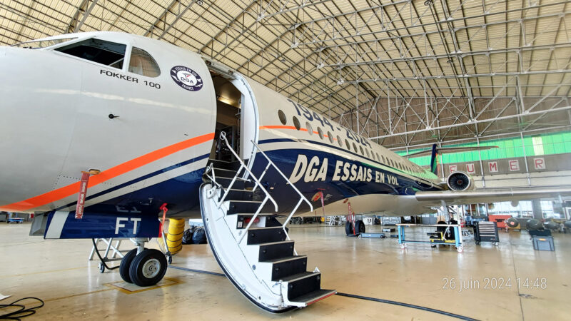 covering-wrapping-avion-fokker-100-cazaux-dga-france-base-militaire