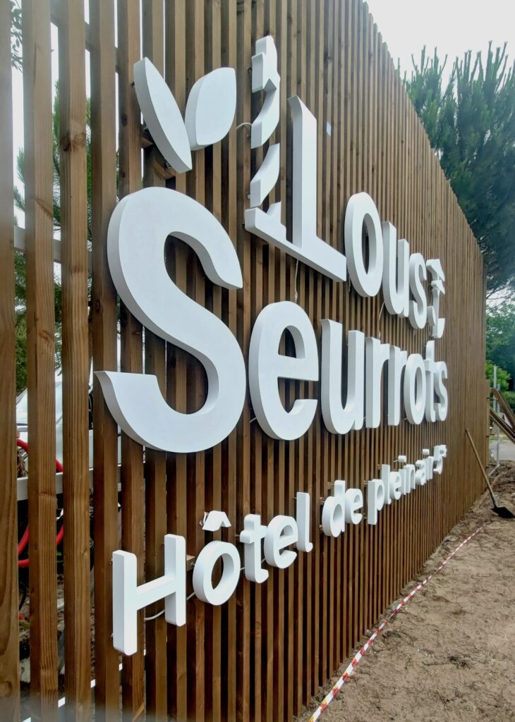 group-graphics-sign-enseigne-bordeaux-fabrication-installation-lumineuse-lettre-boitier-camping-hotel-restaurant-immeuble-france-bassin-arcachon-landes-pays-basque