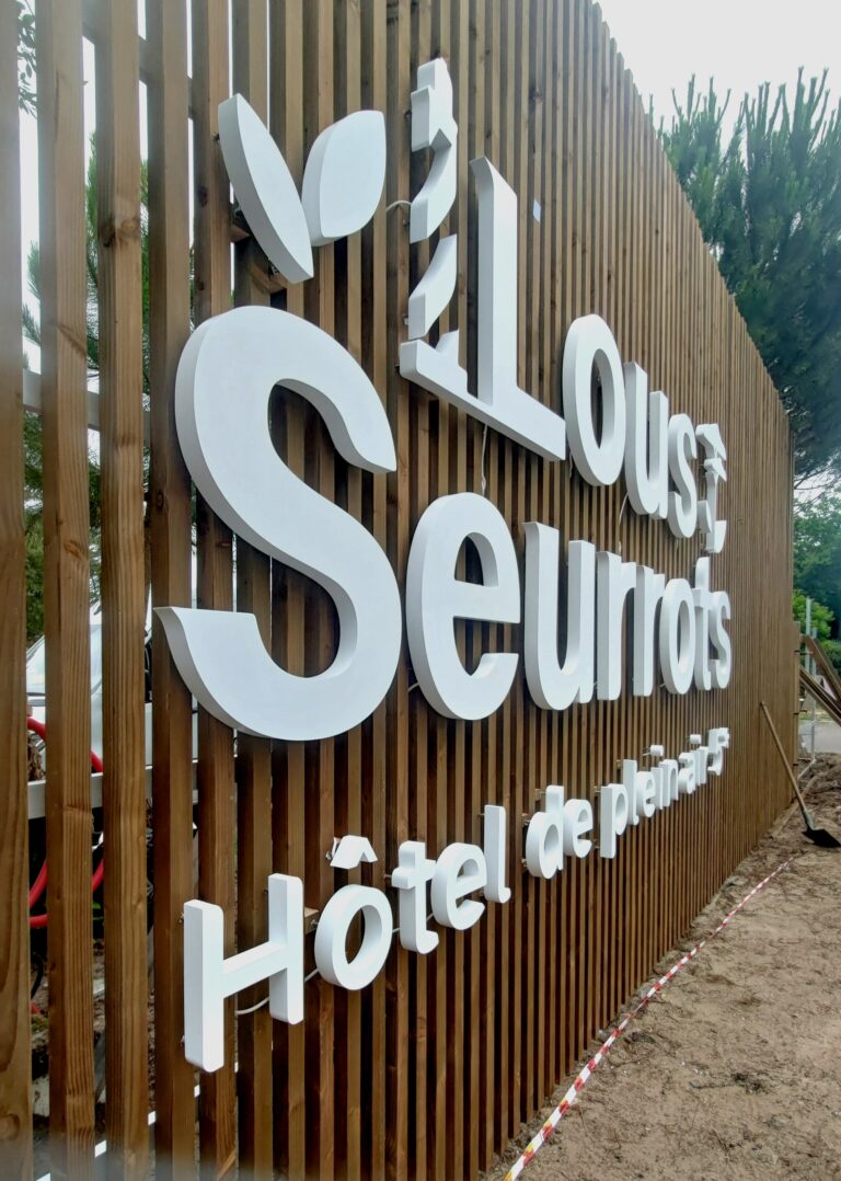 group-graphics-sign-enseigne-bordeaux-fabrication-installation-lumineuse-lettre-boitier-camping-hotel-restaurant-immeuble-france-bassin-arcachon-landes-pays-basque