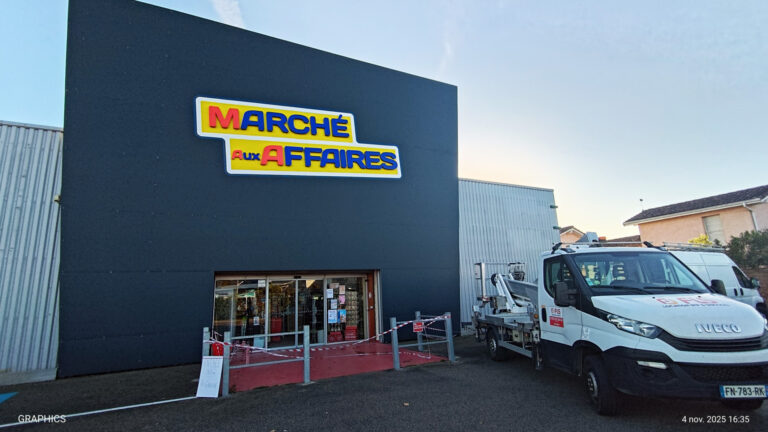 sign-by-graphics-marche-aux-affaires-Enseigne-lumineuse-facade-agencement-magasin-trespa-dibond-prefa-grande-hauteur-landes-biscarrosse-bordeaux-bassin-arcachon-33-40.