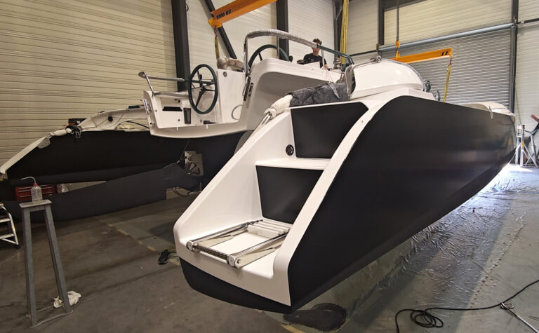 sign-by-graphics-wraps-boat-covering-trimaran-dragonfly-36-noirmoitier-hellomulti-bassin-arcachon-33-40-66-13-06