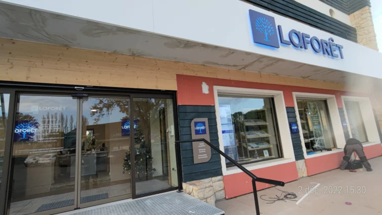 sign-by-graphics-enseigne-facade-agence-immobiliere-laforet-lzndes-gironde-aquitaine-pano-adp