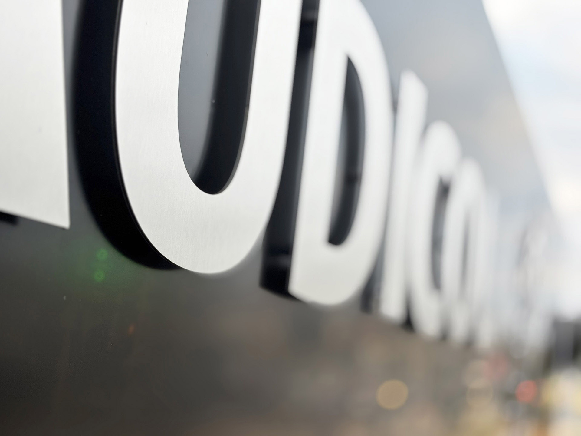 sign-by-graphics-audenge-lettres-alu-brossé-audical-bordeaux