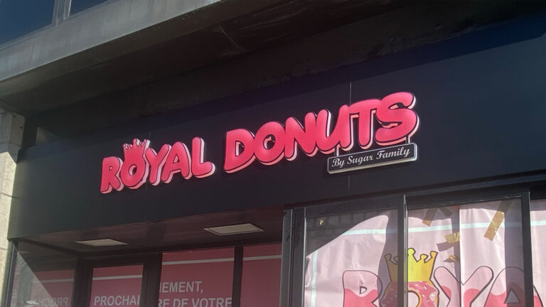 sign-by-graphics-enseigne-réseaux-franchise-bandeaux-bloc-led-drapeaux-panneau-dibond-vanne-royal-donuts-france