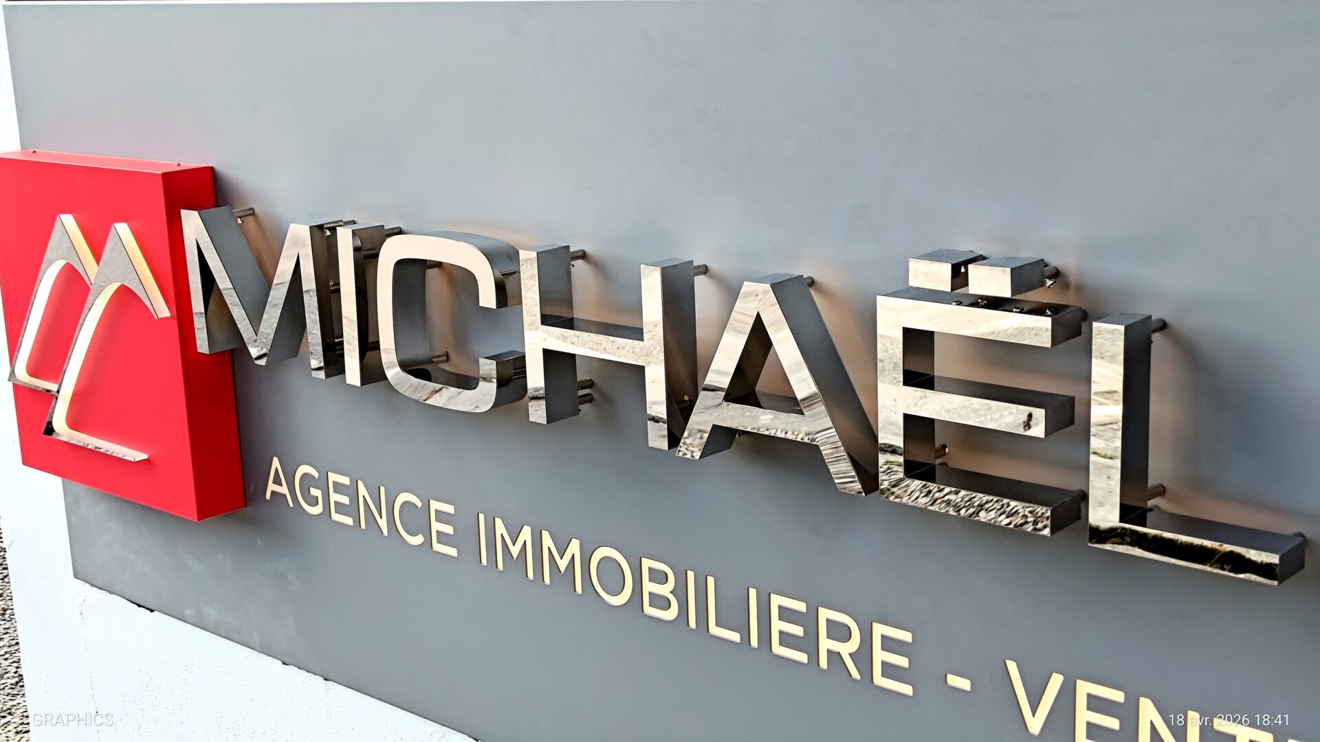 enseigne inox lumineuse Arcachon façade agence immobilière