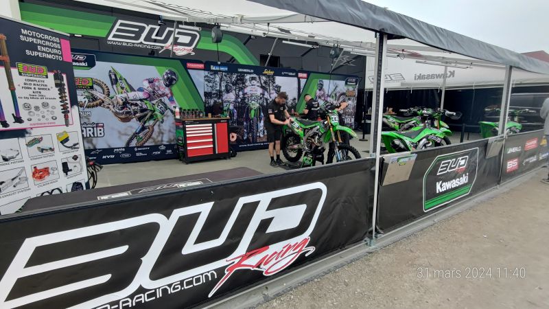 sign-by-graphics-decoration-stickers-covering-semi-remorque-bache-logo-bud-racing-landes