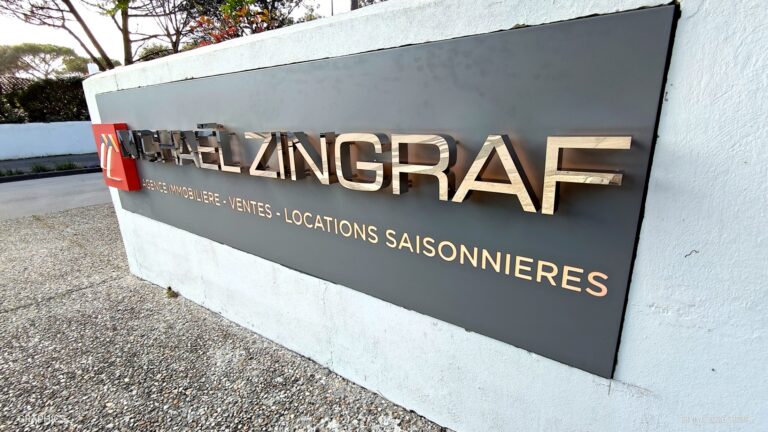 Lire la suite à propos de l’article Enseigne lettres relief inox lumineuse Arcachon | Fabrication haut de gamme
